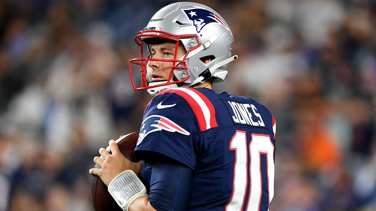 Savageboston's tweet photo. I don’t know if this needs to be said again, but Mac Jones is a better quarterback than Justin Fields.  

No debate.  

#patriots #Bears https://t.co/LNrVTRHwyo