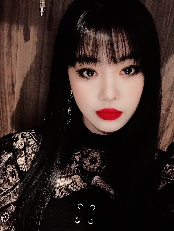 GD_UNITEW's tweet photo. 𓋜   ›   🥀⠀      ·ㅤ señorita      𓉳    ‹𝟹  new    𓄼    event    «   #𝔄pocä𝕝ypse𑁯ᰍ𝑆ave·𝐔s ！

Las góticas más lindas regresaron y Katsuki no dudo en convertirse en una para poder disfrutar del #𝑤idōwsᴍɪɴɪcōncǝrt 🖤🦇 https://t.co/jicTaLFFSX