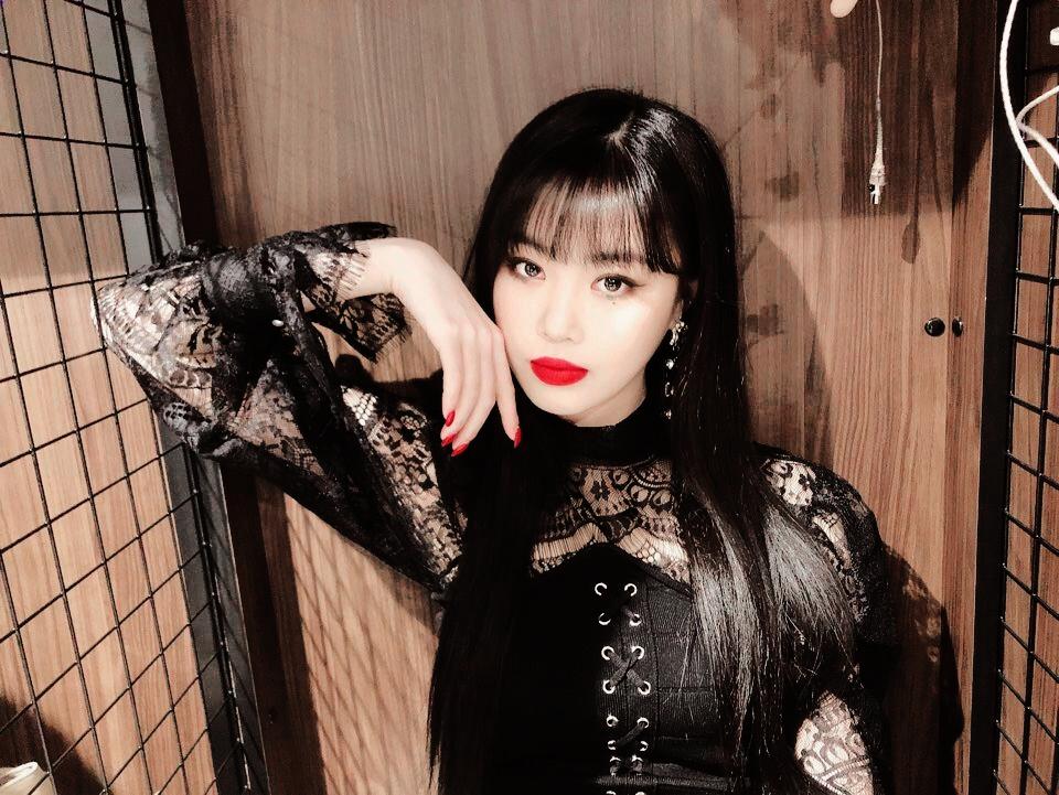 𓋜   ›   🥀⠀      ·ㅤ señorita      𓉳    ‹𝟹  new    𓄼    event    «   #𝔄pocä𝕝ypse𑁯ᰍ𝑆ave·𝐔s ！

Las góticas más lindas regresaron y Katsuki no dudo en convertirse en una para poder disfrutar del #𝑤idōwsᴍɪɴɪcōncǝrt 🖤🦇