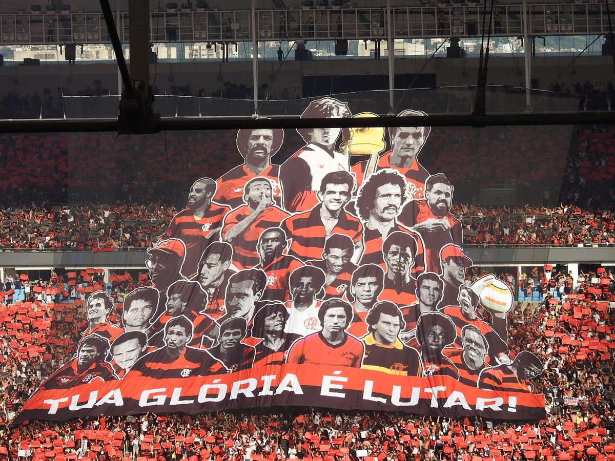 Ídolos do Flamengo no mosaico Júnior, Zico, Leandro, Adriano, Romário, Dida, Rondinelli, Diego, Carlinhos, Domingos da Guia, Obina, Zizinho, Adílio, Júlio César, Sávio, Zé Carlos, Nunes, Biguá, Andrade, Mozer, Evaristo, Petkovic, Gaúcho, Valido, Angelim, Paulo Henrique, Doval,