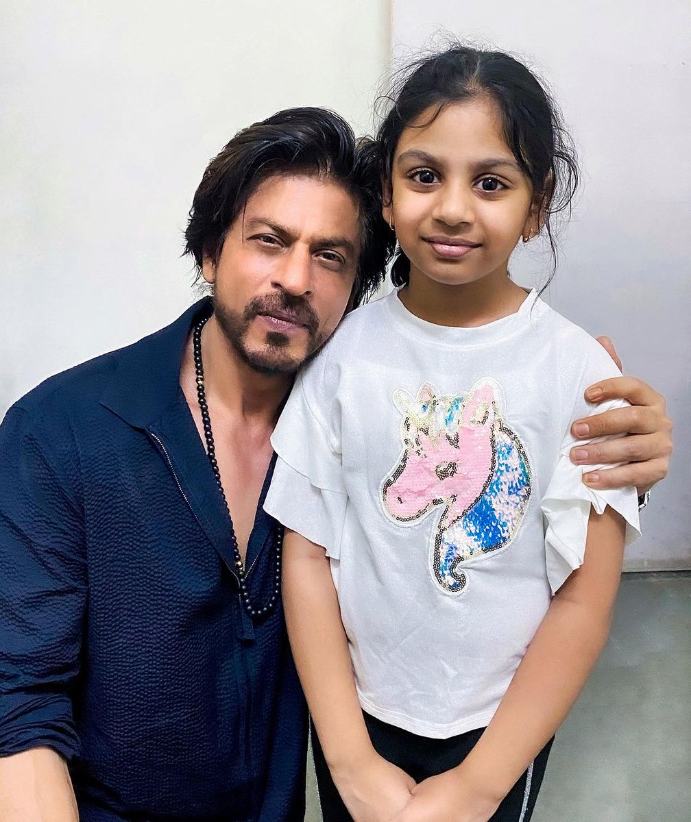 MonikaBeing's tweet photo. #Repost @AntonyLRuben @livingstoneruben Film Editor
Finally!
She met Both her favourites from #Jawan ❤️❤️
#ShahRukhKhan @iamsrk @anirudhofficial
#MJ #Mylittlemonkey #Jawan
https://t.co/5HapiPGLVf https://t.co/VaFnRTdQ9t