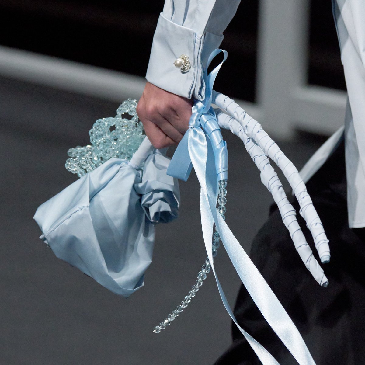 thesoftestaura's tweet photo. simone rocha ss24 flower accessories https://t.co/o4QnxLBxnL
