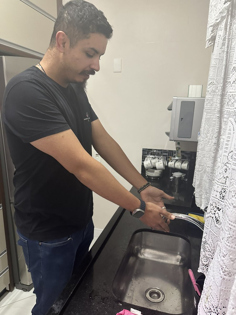 A_Falvia's tweet photo. Mais fotos do pobi e sua cozinha de brinquedo. Agora vamoooo juntar dinheiro para dar uma cozinha de verdade para esse homem. https://t.co/LsXbC3hksa