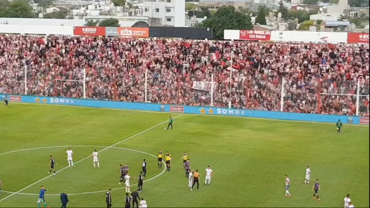 janoconti_'s tweet photo. @Alann1913 @SangreGloriosa Inundaste tu cancha para no jugar contra nosotros, les ganamos igual y se fueron antes, te acordas?
Acá tenes fotos de la cancha llena con el partido terminado, yo no necesito inventar cosas https://t.co/5KTISWbFjQ