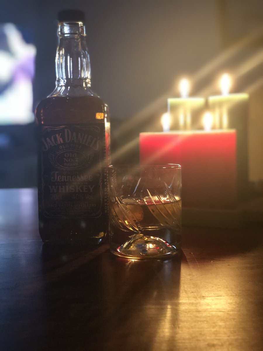 Yaşın ilerledikçe sevdiğin şeyler başkalaşıyor,
sevdiğin insanlar azalıyor.
Hayatın, şüphesiz en güzel öğretisi yaş aldıkça arınıyorsun herkesten, her şeyden...! 

Alıntı