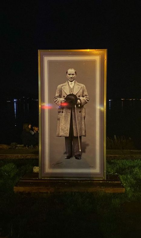 "Beni görmek demek mutlaka yüzümü görmek demek değildir. Benim fikirlerimi, benim duygularımı anlıyorsanız ve hissediyorsanız bu yeterlidir."
Mustafa Kemal Atatürk