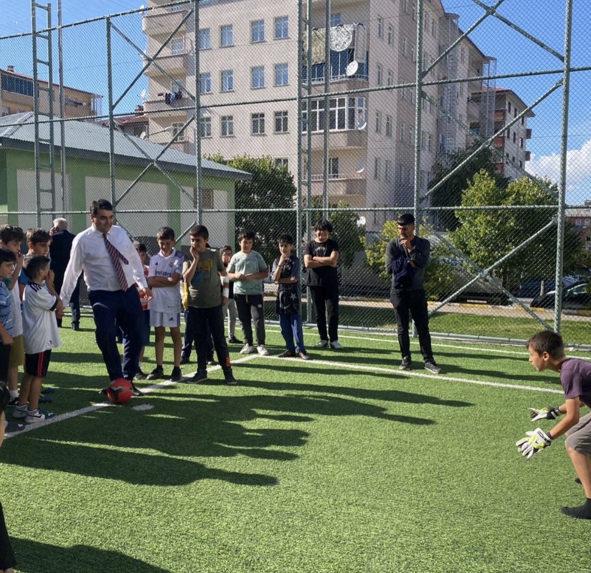 DpGultekinUysal's tweet photo. Erzurum’da pırıl pırıl çocuklar…
Hepsinin bahtları, yolları açık olsun!
Bir dahaki gelişimde tekrar penaltı atışı için sözleştik🤝
Varolun🙏 https://t.co/JuAapOz0hE