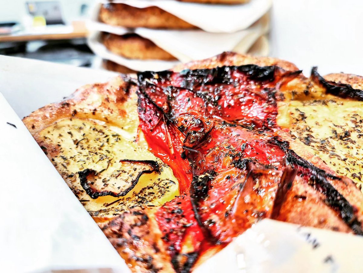 fornocultura's tweet photo. Our #weekend Focaccia with Roasted Peppers, Potatoes, Onions, Fennel Seeds, Oregano, Olive Oil + Sea Salt #fcazz #fornocultura https://t.co/pjW4zXhAYX
