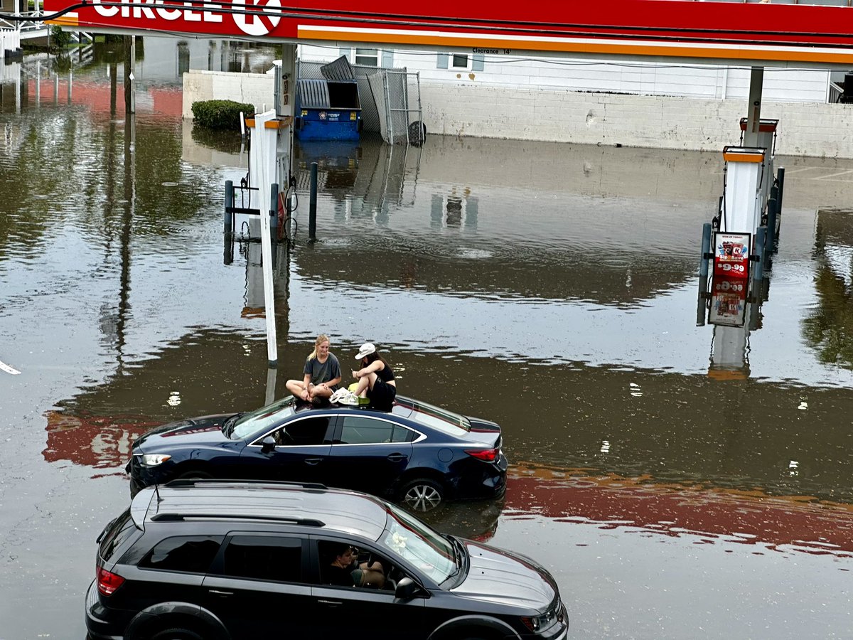 SCMatthew's tweet photo. Rescue on King and Huger. #chsnews #Flood https://t.co/TLqeA61DT9