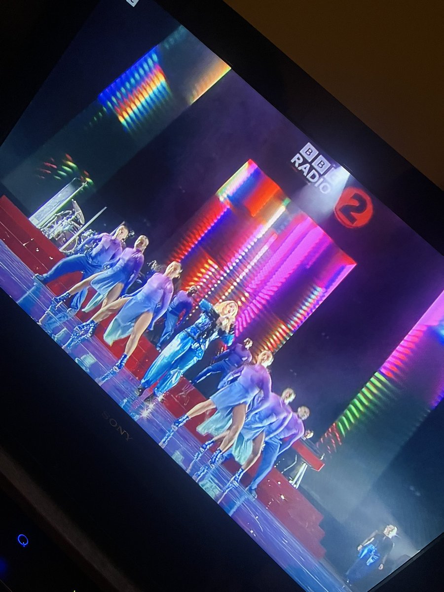 O M G. 
Her set is amazing. 
Is not disappointing. 
💚<a href="/kylieminogue/">Kylie Minogue</a> 💚