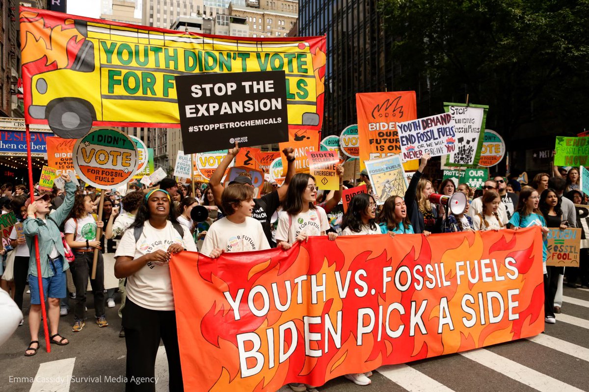 BREAKING: Over 75,000 people are pounding the streets of NYC urging @Potus to #EndFossilFuels &amp; declare a #climateEmergency in the historic March to #EndFossilFuels. 

NYC is 🔥🔥🔥! #fastfairforever