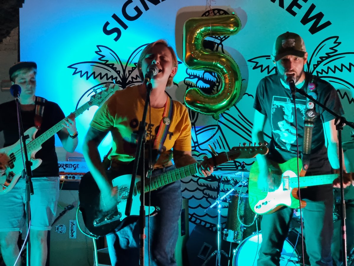 paulvgolder's tweet image. Great gig weekend which started on Thursday with @fightmilkband playing at home at @SignatureBrewE8 with @FeebleStrength in support