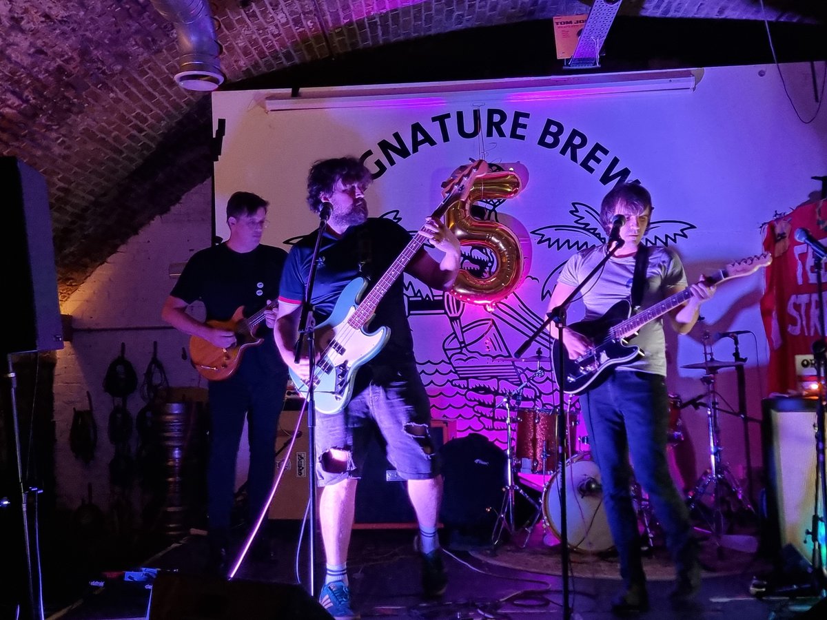paulvgolder's tweet image. Great gig weekend which started on Thursday with @fightmilkband playing at home at @SignatureBrewE8 with @FeebleStrength in support