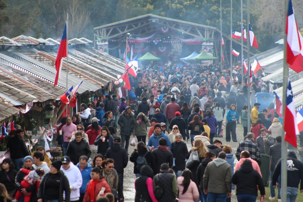 Juaneduardoconc's tweet photo. FIESTA DE LA CHILENIDAD recibiendo a miles de visitantes en el #ParqueMunicipal. 

17 y 18 de Septiembre en Castro vivimos con orgullo de chilenos las #FiestasPatrias. https://t.co/T8qgeXBgSA