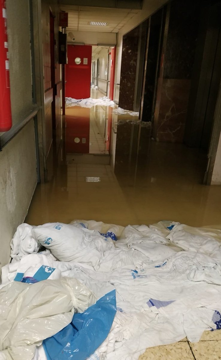 86 millones de euros en ponerle moderno y bonito el metro a Florentino Pérez // El Hospital La Paz de Madrid, a escasos kilómetros, abandonado a su suerte e inundado cada dos por tres.