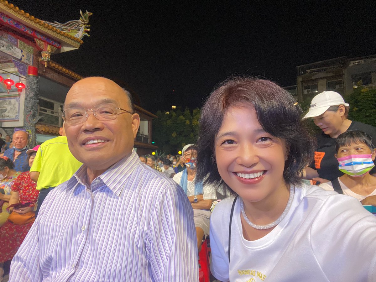 台灣和大陸，是平行宇宙啊：

在中國，想見所屬街道的一把手黨委書記都是不可能完成的任務⋯⋯

在台灣參加一個選舉活動，一不留神，和前行政院院長坐一排凳子⋯⋯