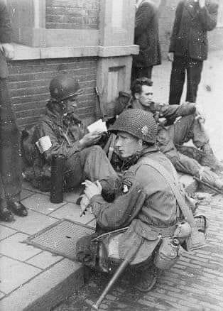 Kram3707's tweet photo. 17 september, 79 jaar geleden zetten de Screaming Eagles, 101st Airborne Divisie, 506 PIR, o.a. Easy Compagny op DZ A ten NO van Son, voet op Nederlandse bodem. Hun opdracht: de Bruggen over het Wilhelminakanaal veilig stellen en naar het zuiden optrekken richting Eindhoven. https://t.co/di2gJ0TlTE