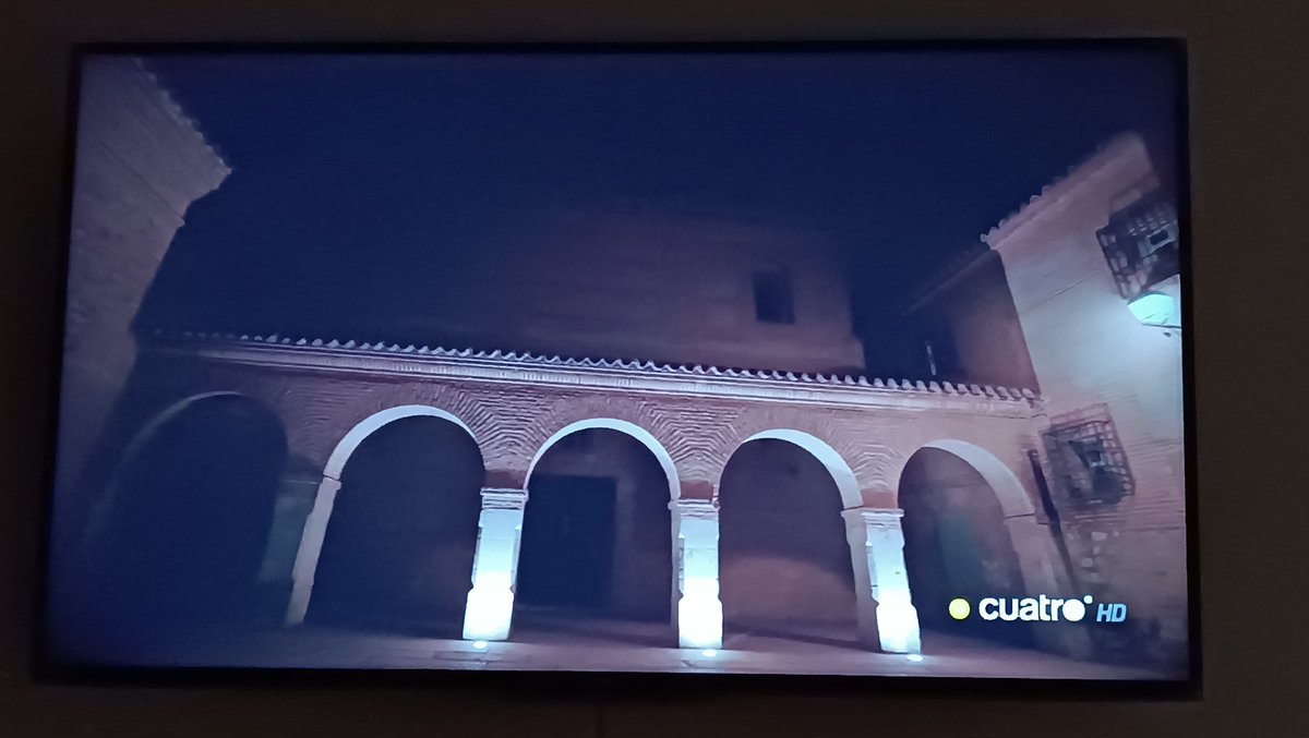 Nakarrr's tweet photo. Enano dormido, tele grande para mí, y aislamiento de #CuartoMilenio
SIIIIII!!!!!! https://t.co/1cQUKBKL8v