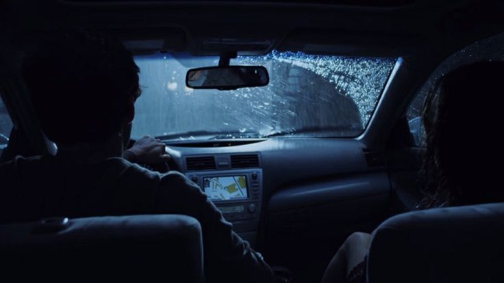 похоже, немного осталось уже, становиться всё холодней и мы со временем осторожней на вираже, и ждать перемен всё трудней, но свежий ветер всё ещё бьётся в окно и солнце с небес светится, а вдруг они как в каком-то старом кино когда-то ещё встретятся.