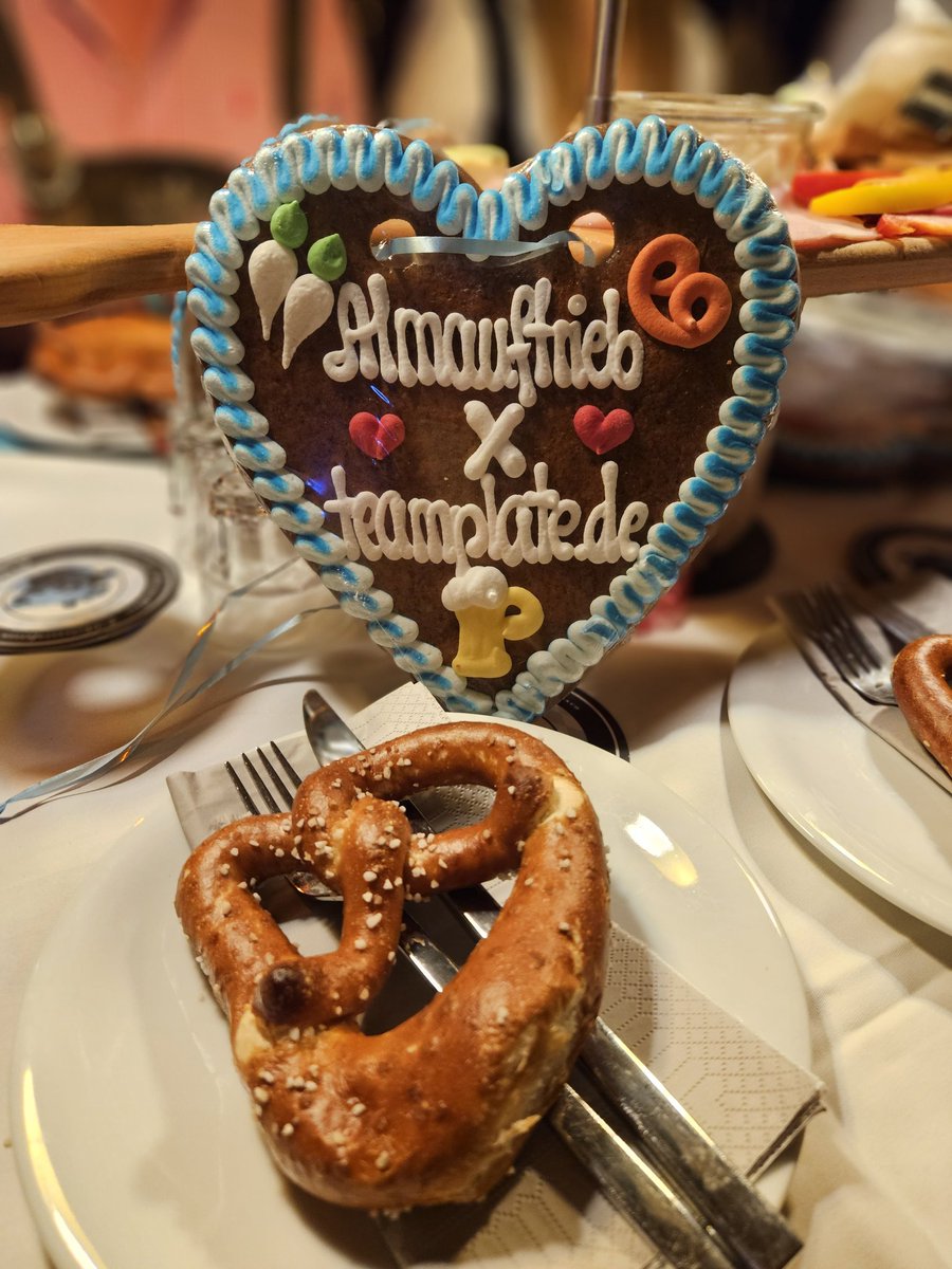 teamplatehq's tweet photo. Ein Almauftrieb-Moment in der Käfer Wiesn-Schänke, festgehalten in einem Lebkuchenherz! 💙🥨💜 #oktoberfest #Wiesn23 #käferzelt https://t.co/VX5pxaLCdM