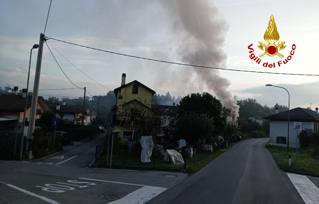 vvfveneto's tweet photo. #17settembre #Sedico(BL), incendio di un’abitazione nella frazione di #Longano: nessuna persona è rimasta ferita. #Vigilidelfuoco con 5 mezzi e 16 operatori spengono le fiamme evitando il coinvolgimento dell’intera struttura. Cause in corso di accertamento #soccorsiquotidiani https://t.co/uvGLxYuDZG
