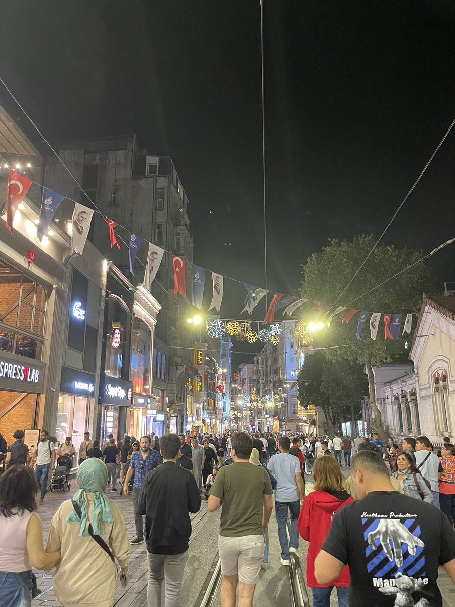 EsApos's tweet photo. Istanbul…a city of of antiquities, energy but f*** the smoking by everyone has killed me!! Every second person smokes in the streets, around food , every where!!  Not sure I’ll be visiting again! https://t.co/Bz9vgsjt5F