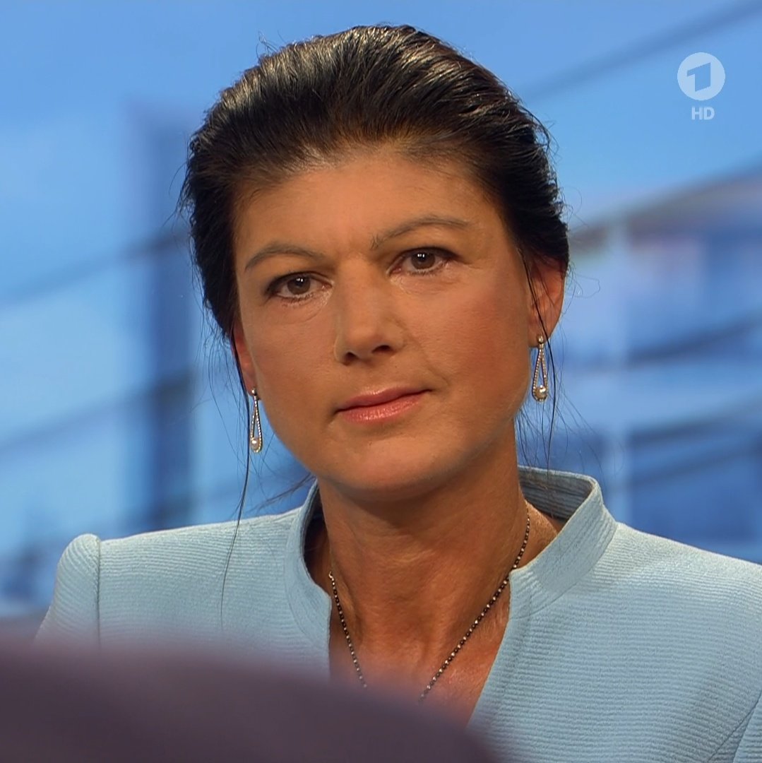 Karl Schlögel mit treffender Antwort an #Wagenknecht:
"Hitler ist mit Waffen besiegt worden, das muss man mit Putin genauso machen, anderes versteht er nicht. Das müssten Sie wissen, da Sie aus einer antifaschistrischen Tradition kommen."
#AnneWill