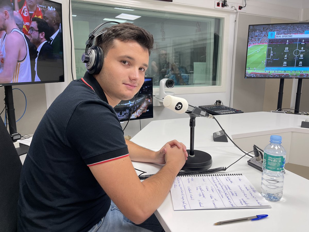 KikoFelguera's tweet photo. 📻 Debut en #DesDeLaBanda d’@apuntesports amb un trepidant @RCDEspanyol 3 🆚 @CD_Eldense 3.

✌🏻 Equipàs 🔝 per donar cobertura a tot el futbol valencià. 

🎙️ Nova oportunitat amb moltes ganes ❤️ https://t.co/i2CBh01rV5