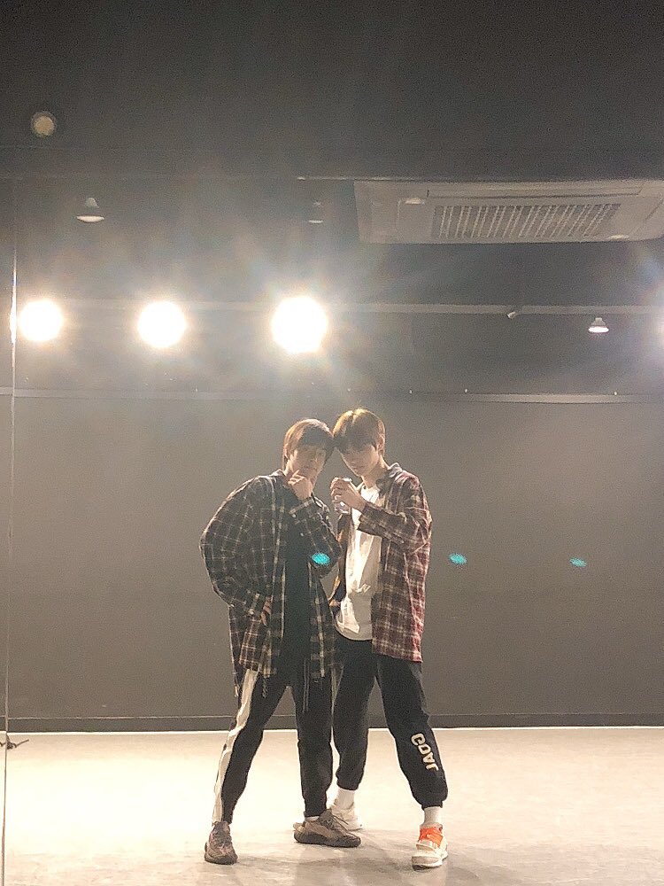 fazbearies's tweet photo. Y antes de regresarme a la cueva, vengo junto a 𝖅uko para mostrarles los lindos trapitos que nos pusimos hoy, aunque ojo, es medio coincidencia que parezcan match! Y ahora así, con esto me despido y regresó a mi quinto sueño. 🫡

𝚗𖦹𝐫𝕚 ͏✭ ུ۪  𝐥olb𝕚t https://t.co/qwmx67so9G
