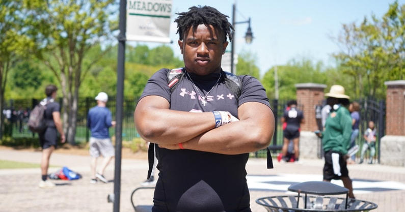 The #Gators are closing ground for a top flip target in the 2025 class. Saturday marked his third trip to #UF this year. 'I just love the family environment out here.' STORY: on3.com/teams/florida-… (On3+)