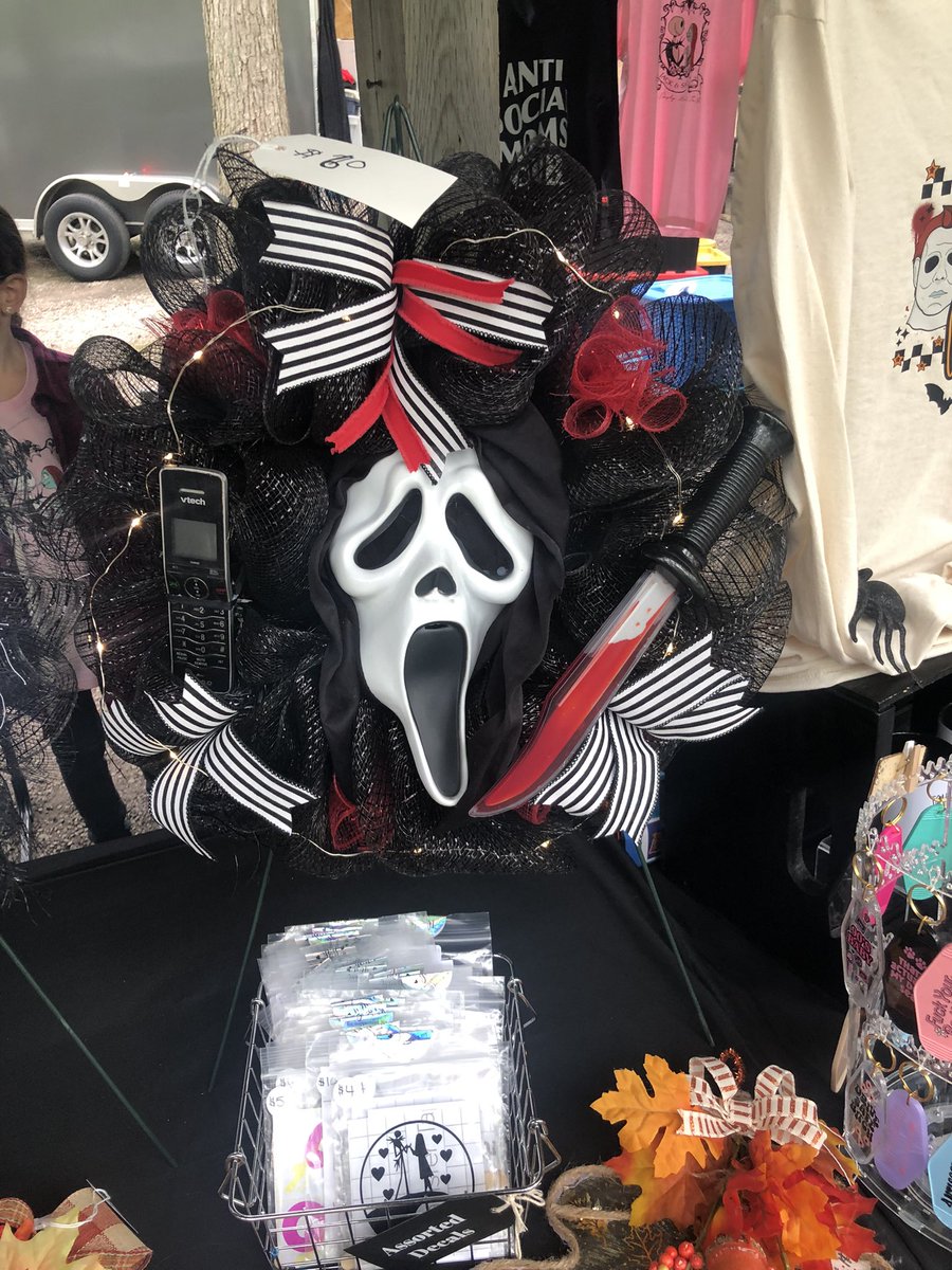 I was never into Halloween wreaths and then I saw this..