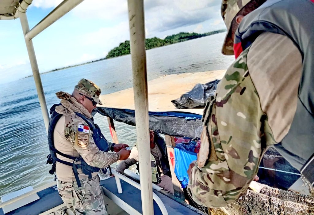 aeronavalpanama's tweet photo. En seguridad Marítima, unidades de la 2da. Zona #Aeronaval / #Chiriquí, a bordo del BPC-3251 y el BAP-2701 realizan diversos abordajes y recorridos costeros en distintas áreas del Golfo de esta provincia.
#ComprometidosPorPanamá https://t.co/45zGXQSNzk