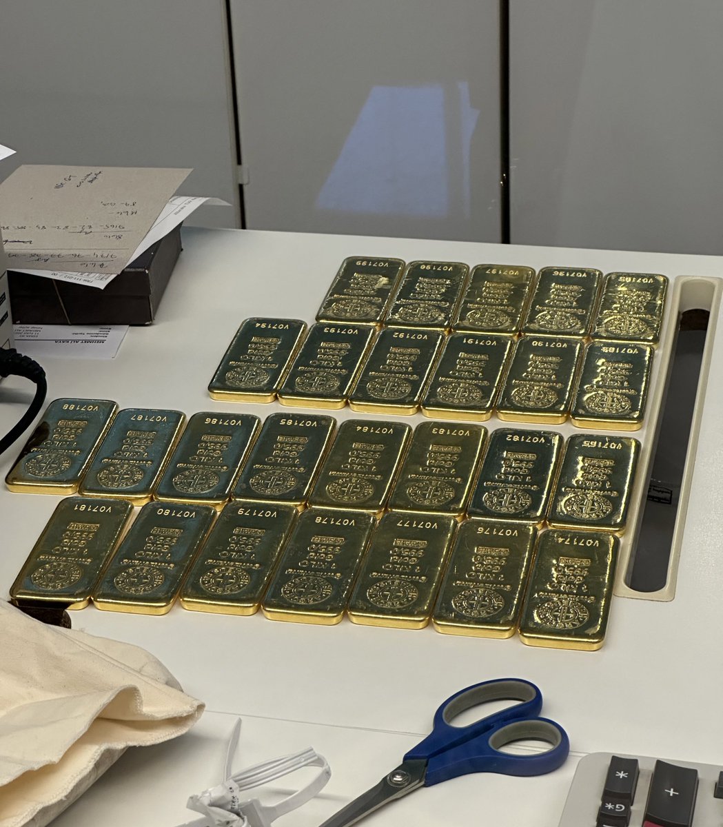 Kapalı çarşıda yarım milyar dolarlık abiler 10 bin dolar kazanacak olsa da milyonlarca dolar risk alıp yine de ithalat ve ihracat ile altın ticareti yapmaya takıktı. Çok defa dalgasını da geçtim ama galiba haklılar, kazanacağın paranın önemi yok bu metal tılsımlı.