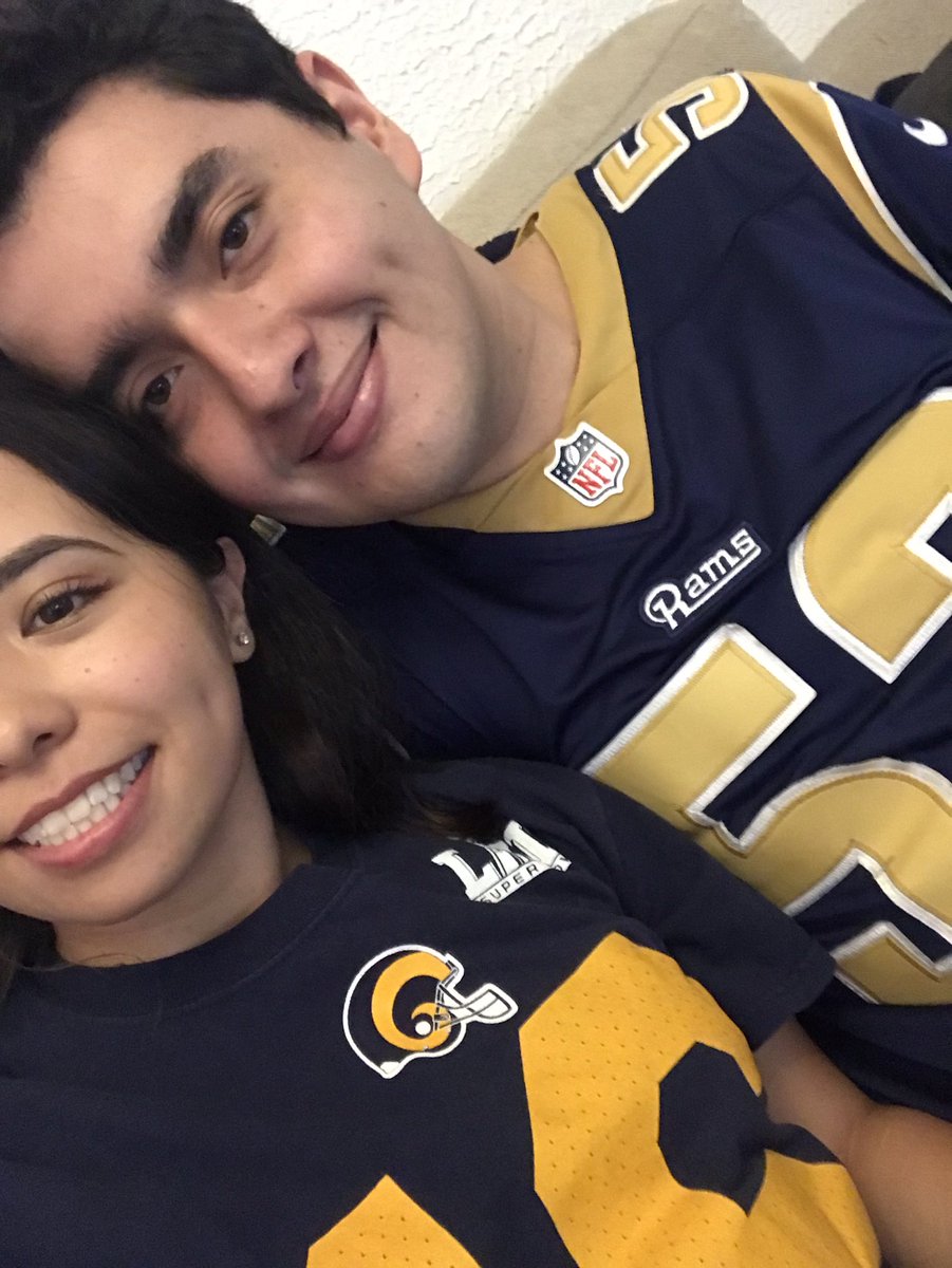 NoSoyPablo01's tweet photo. Go Rams con mi esposa ❤️ #TuPaseCompleto @EnriqueBurak @adevaldes https://t.co/VJgxPZ0V14