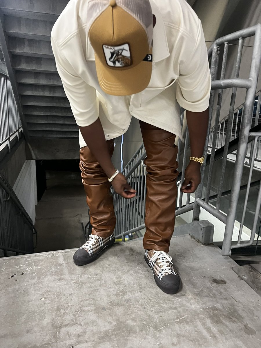 RatchetPat19's tweet photo. Lifestyle.. NO STYLIST‼️ #FuckWhatYaHeard #drakeand21savage #ItsAllABlurTour #HowboutNow https://t.co/ZL72V4EeNS