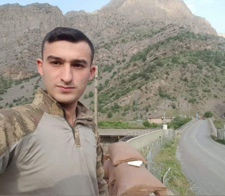 Can kurtarmaya giderken canından olan yiğit. Şehit Uzm.Çvş. Sacit  Olcay Kabaklıoğlu🇹🇷

17.09.2016 🇹🇷
 
Hakkari Şemdinli Soğuksu köyü kırsalında yürütülen operasyonda yaralı polis özel harekat personelimize müdahale ederken şehit oldu.  

Sene-i devriyesinde rahmetle ve minnetle.