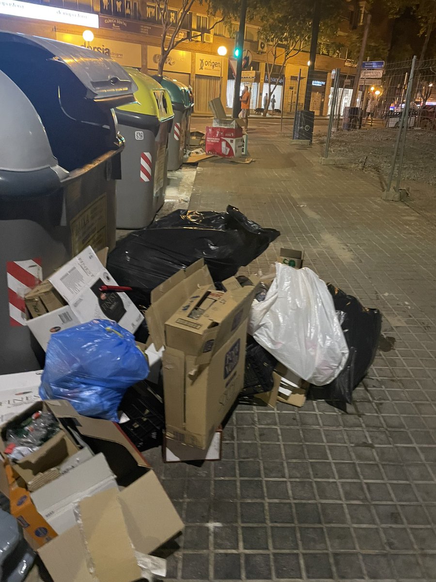 xrk1969's tweet photo. Dilluns aprobarán una partida de millones i millones per millorar la neteja de #badalona . Ai, no!! Calla q això ja ho han fet!! 😬 c/sanr ramon i pompeu Fabre #pprules https://t.co/DjtG8kpDzx