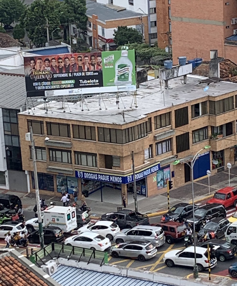 jhonjpicoc's tweet photo. Es necesario bloquear la 27, para exhibir sus automotores? La movilidad en #Bucaramanga cada día es más desordenada. Necesitamos lideres con autoridad y que entiendan el verdadero sentir de los bumangueses. @soyjaimeandres @GralJuvenalDiaz https://t.co/PcfvGQI9Ys