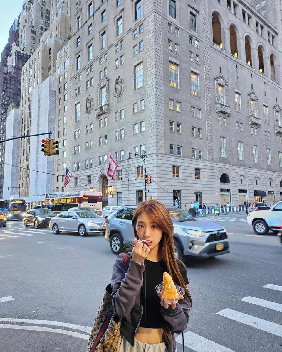 YeojinFrance's tweet photo. ☾ 16.09.2023 | 📸 INSTAGRAM ☽ ((2/3))

Yeojin nous a partagé encore plus de photos de ses promenades dans New York.

❝ 🐿️🍦 ❞ https://t.co/TJXez5U8NO