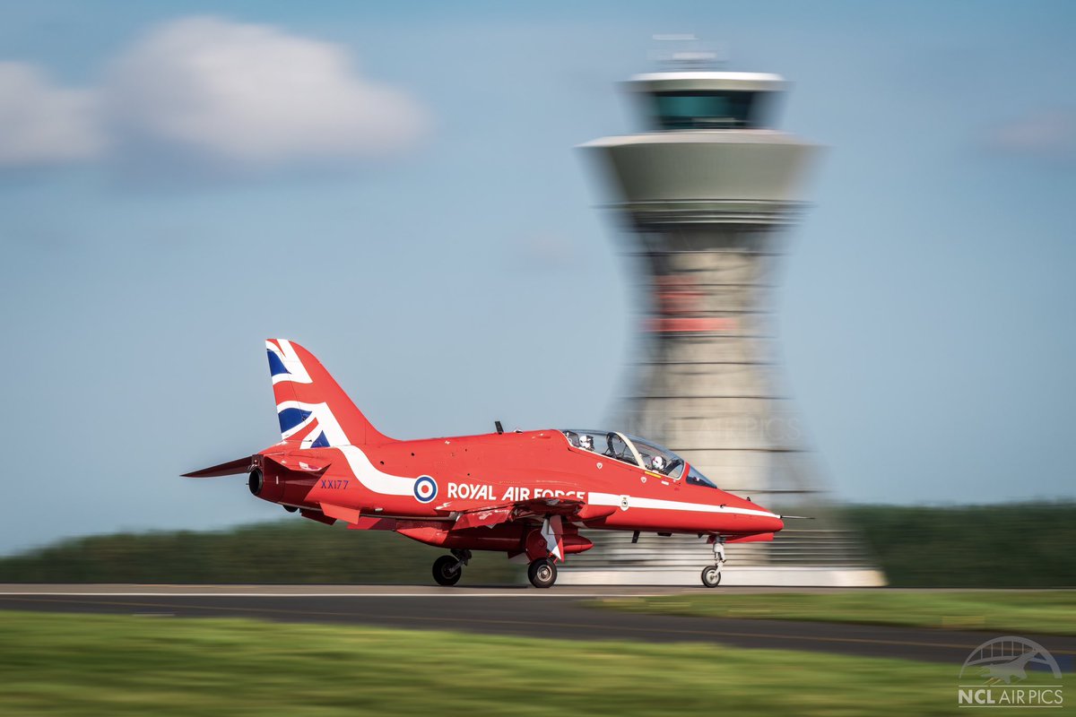 🇬🇧 @rafredarrows Hawk XX177 landing into @NCLairport after a flypast over the Great North Run and Tyne Bridge last weekend #Aviation #RedArrows