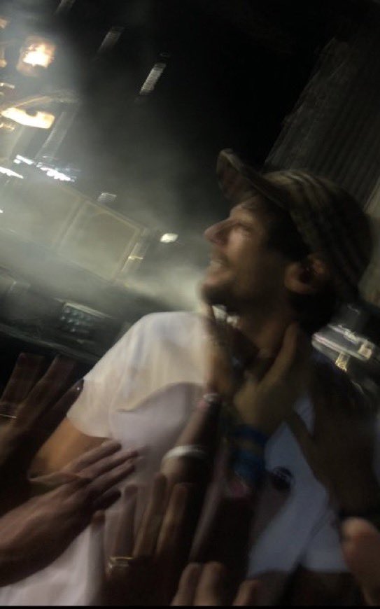 lonelylouu's tweet photo. THE AESTHETIC. OML. DJCIFIDIIDIE STOP IT ITS SO LOVLEY IT LOOKS LIKE WHEN IT RAINS AND THE FIRE IS CRACKLING YOUR TOASTY AND MAYBE RUNNING THOUGH THE RAIN DRY WITH LOUD MUSIC. DANCING. THE CAR HEADLIGHTS. BRIGHT AND ZOOMING PAST. SORRY. https://t.co/Sbad4W0um1