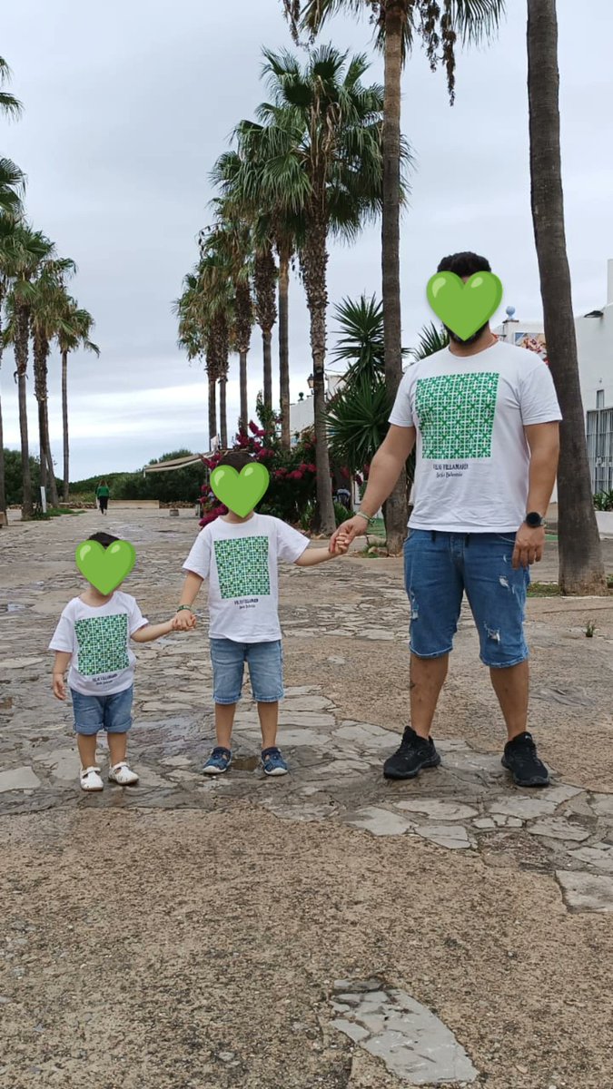 Hace unos meses diseñé esta camiseta para <a href="/BetisBohemio/">Betis Bohemio</a>. 
Mi hermano me apoya en todos mis diseños y este se ha convertido en uno de sus favoritos 🥹
Hoy me ha mandado esta foto con mis dos sobrinos 💚🫶🏼
De hermanos a hermanas y de padres a hijos ✨
