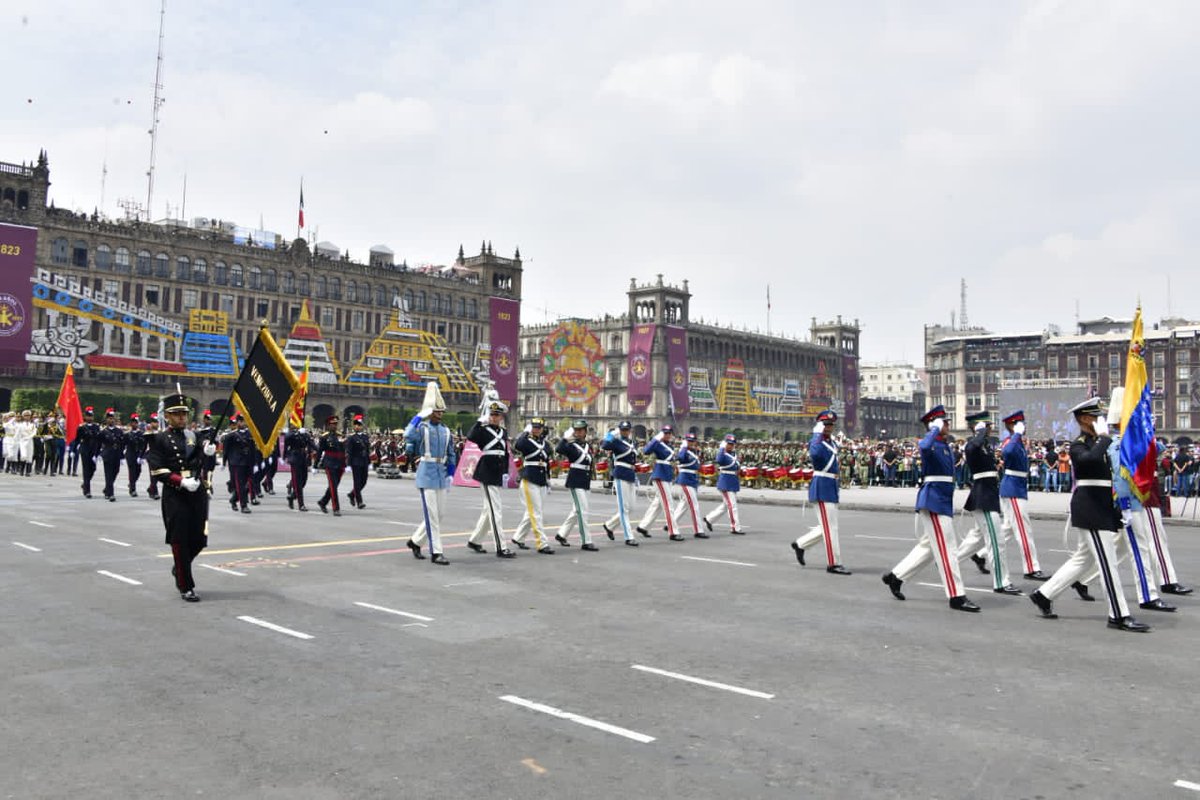 Umbv_Fanb's tweet photo. #Entérate || Cadetes de la UMBV participaron en el #DesfileCívicoMilitar2023, con motivo del 213° Aniversario de la Independencia de México y en homenaje al Bicentenario del Heróico Colegio Militar, actividad que se realizó en El Zócalo de la Ciudad de México. https://t.co/gYS05Yi05L
