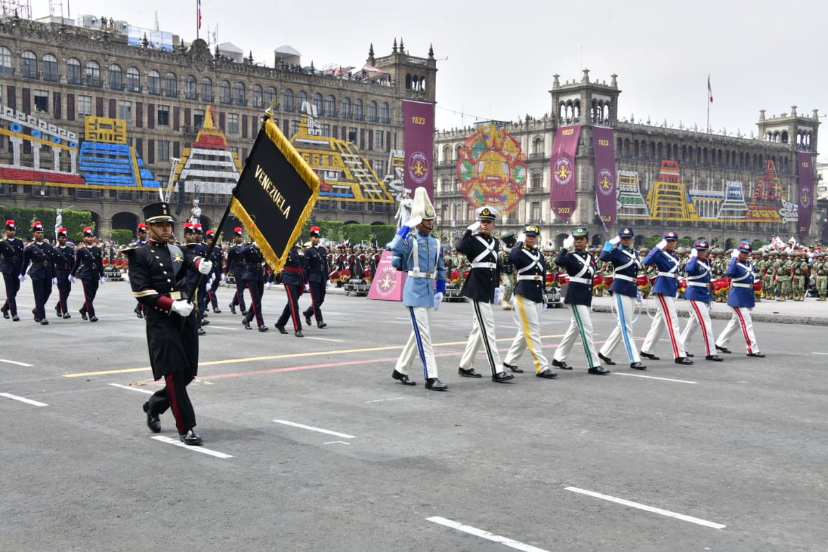 Umbv_Fanb's tweet photo. #Entérate || Cadetes de la UMBV participaron en el #DesfileCívicoMilitar2023, con motivo del 213° Aniversario de la Independencia de México y en homenaje al Bicentenario del Heróico Colegio Militar, actividad que se realizó en El Zócalo de la Ciudad de México. https://t.co/gYS05Yi05L