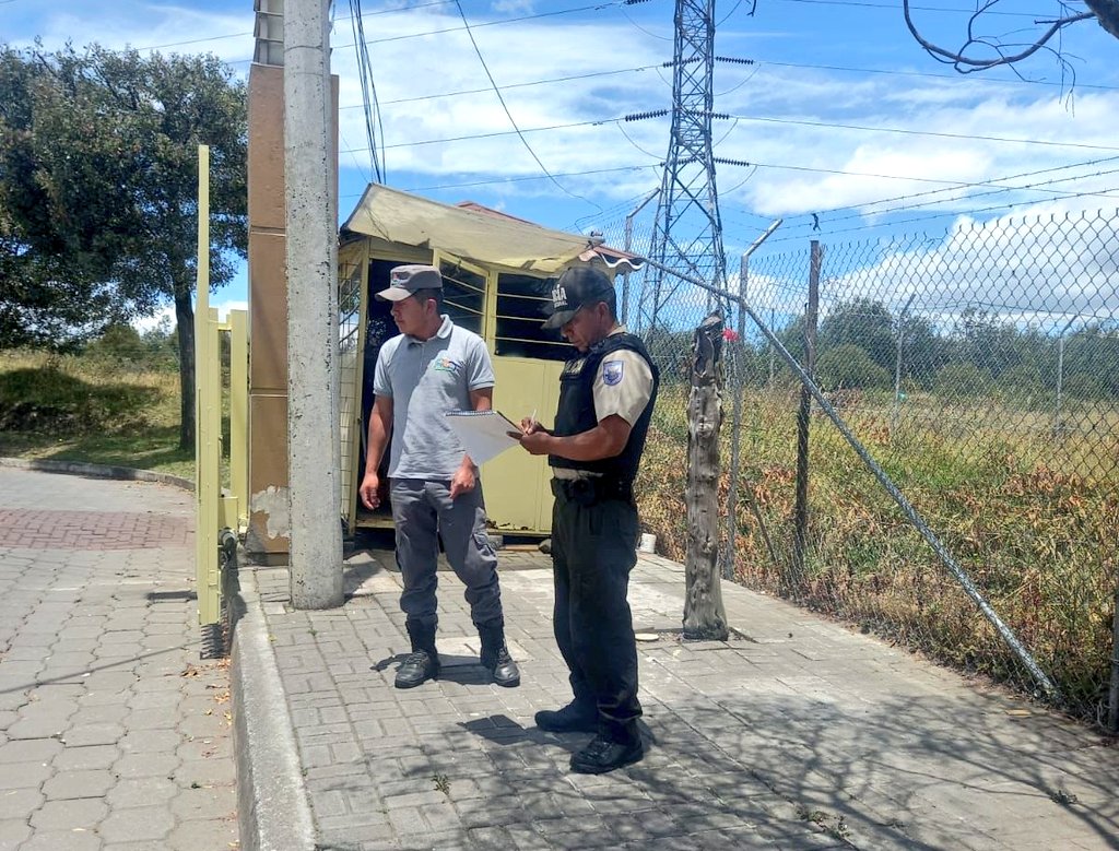 PoliciaEcZona9's tweet image. CUIDAMOS DE TU BIENESTAR 

En los diferentes sectores del #DMQ, mantenemos presencia policial, con el fin de prevenir hechos delictivos y garantizar la #SeguridadCiudadana.

#PrevenciónSituacional