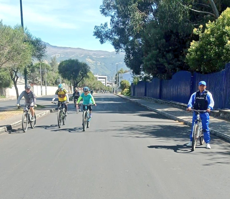 PoliciaEcZona9's tweet image. CUIDAMOS DE TU BIENESTAR 

En los diferentes sectores del #DMQ, mantenemos presencia policial, con el fin de prevenir hechos delictivos y garantizar la #SeguridadCiudadana.

#PrevenciónSituacional