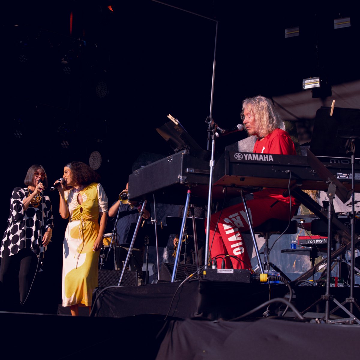 CoalaFestival's tweet photo. Que momento lindo que foi @MarcosKValle convidando Joyce Moreno e @ceumusic pro palco 🖤 #CoalaFestival2023 https://t.co/rsAUcBV97v