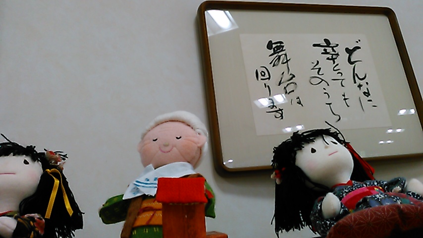 夜明けが少しずつ遅くなっているようです。
薄雲がたなびいていますが概ね晴れかと。
今日も厳しい残暑となりそうですね。

敬老の日ですが地区のお祝いは７５歳からだそうです。
「もうちょいだな」と夫が呟いていました。
元気で長生きをしたいものです。

平穏無事で佳き日を。