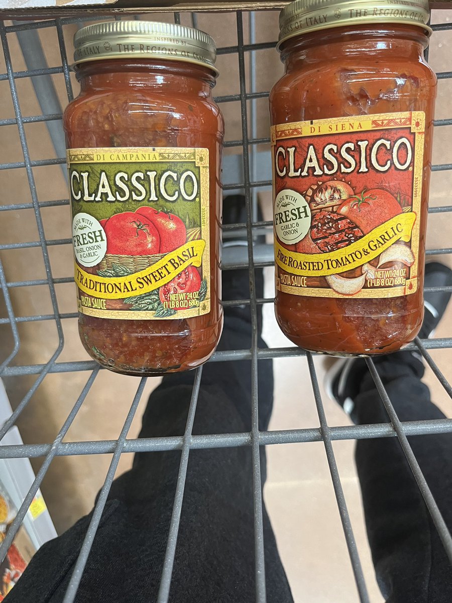 K_Hoze's tweet photo. Y’all mix your spaghetti sauce like you coming up with a new flavor or that just me? https://t.co/k7hZXGGvP0