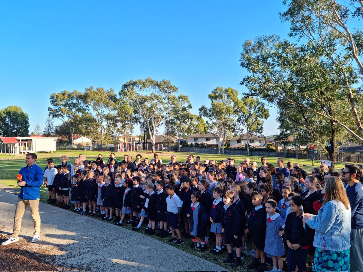 The <a href="/sunriseon7/">Sunrise</a> team at #SherwoodRidgePS this morning! #FromEachTheirBest